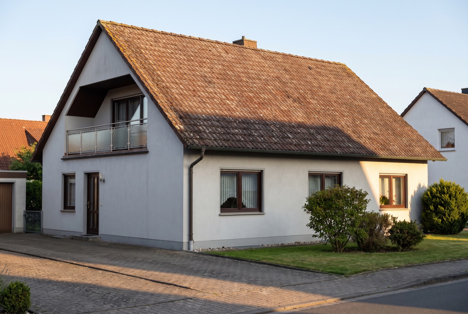 Dasselbe Haus mit vergilbtem, vermoostem Altdach