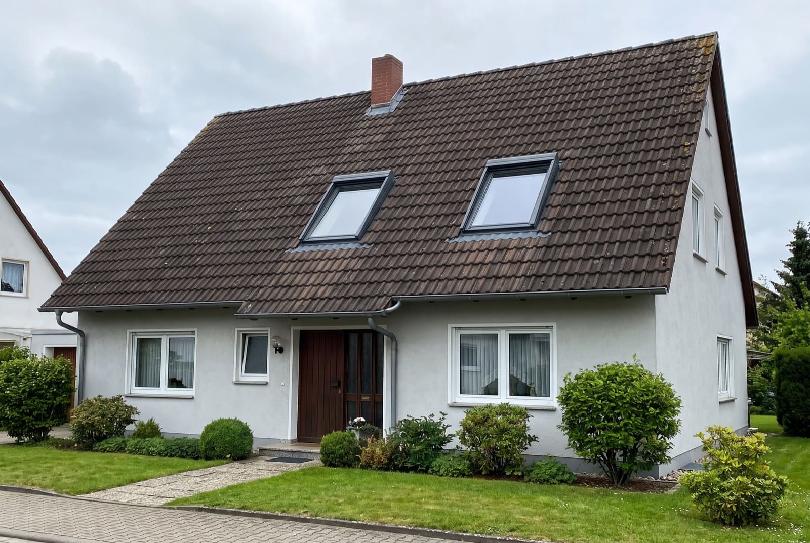 Kundenfoto: Einfamilienhaus mit verwittertem dunkelbraunem Altdach